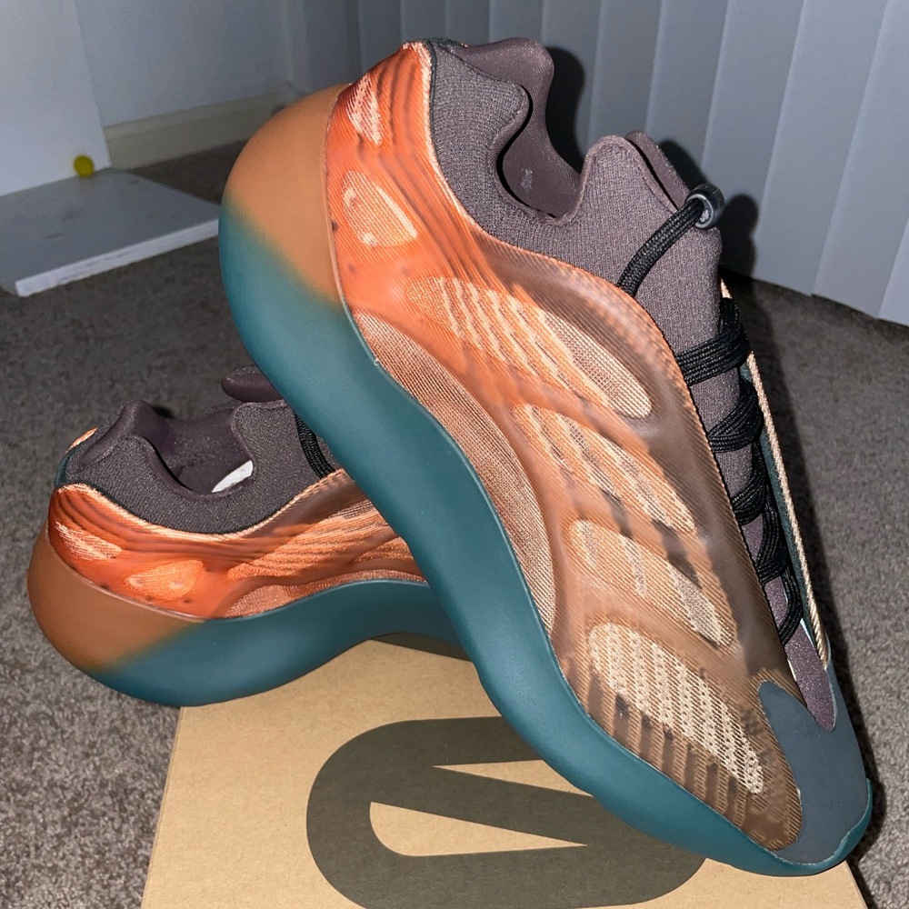 YZY 700 V3 Copper Fade